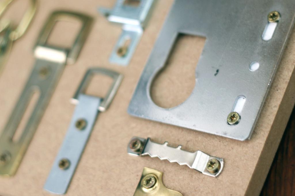 Frame hanging fixing options include D-rings single or double hole for small to medium size frames, as well as sub-frame and split baton for orders over 2 sq. m, as this strengthens the frame and provides a strong secure hanging. Get in touch with our specialists to find the ideal fixing for you.